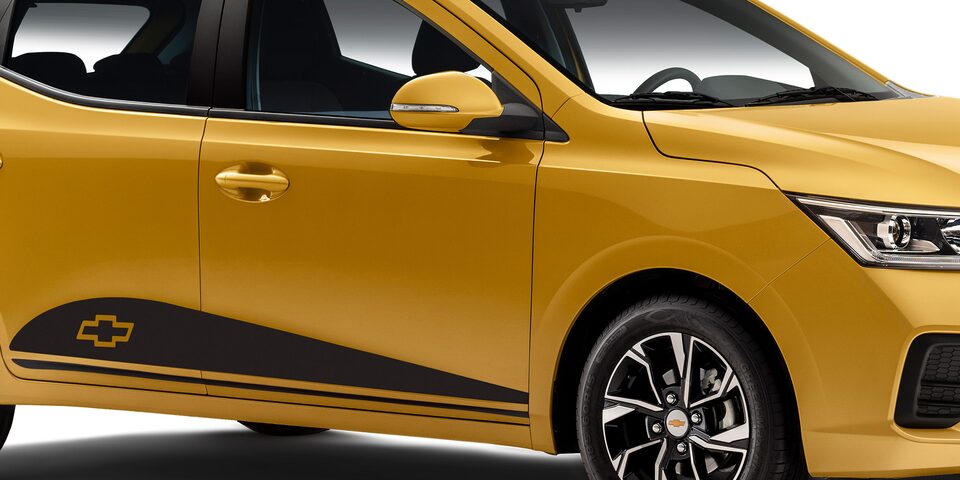 Calcomanía inferior curva para tu auto Chevrolet Aveo HB 2025