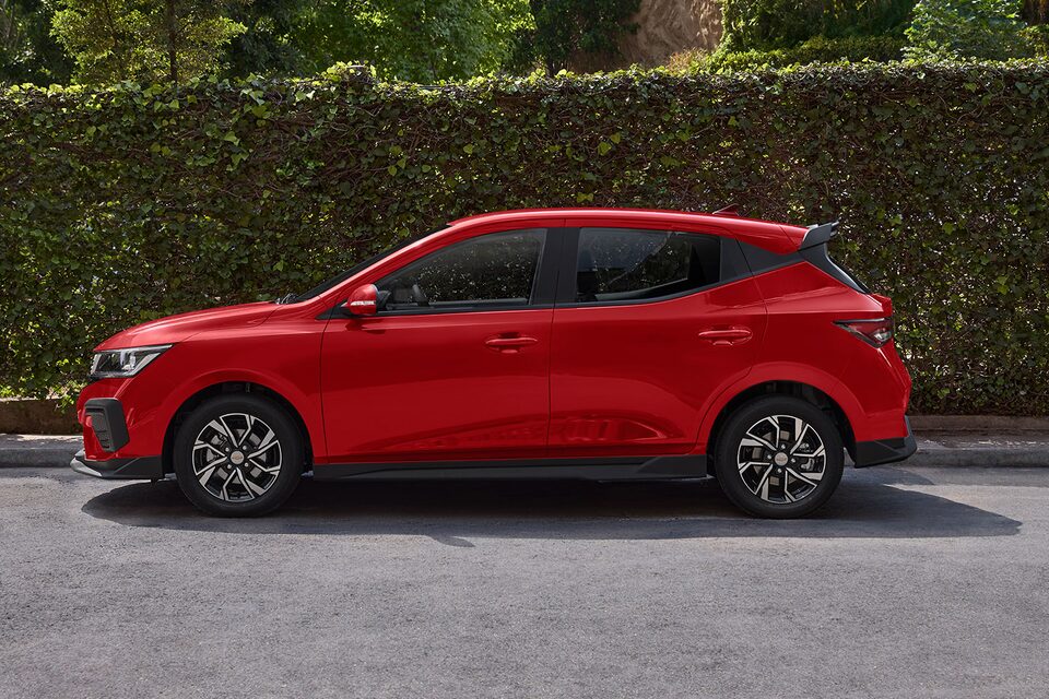  Imagen lateral Chevrolet Aveo Hatchback 2025, nuevo auto compacto 4 puertas con rines de 15 pulgadas en aluminio bitono