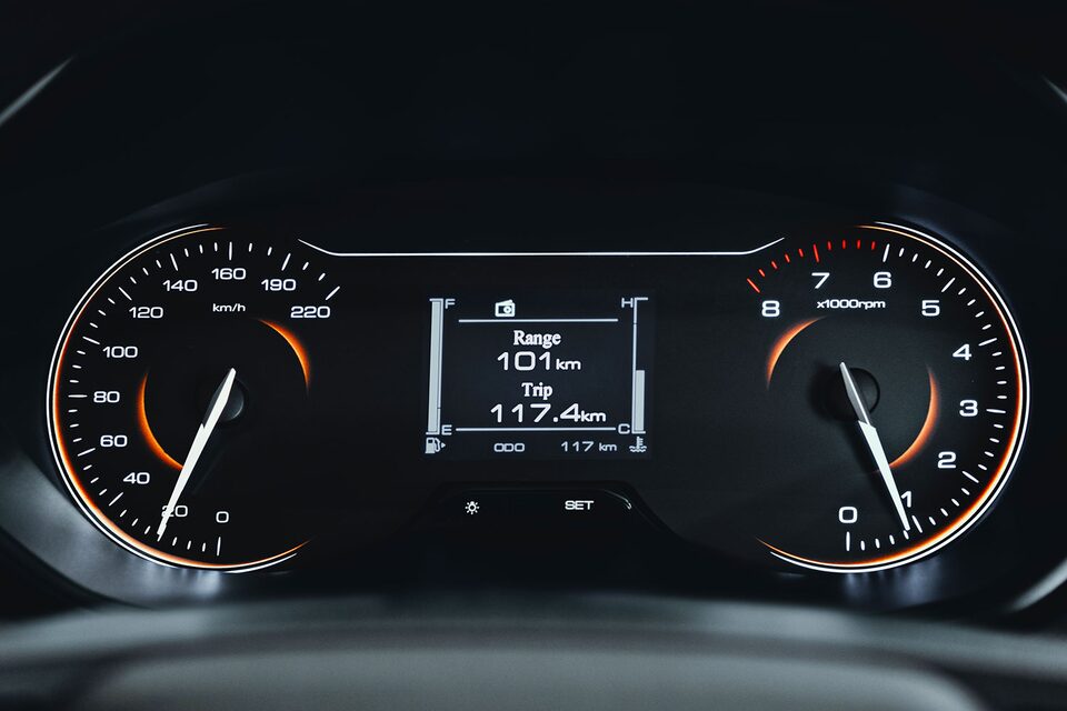 Nuevo Chevrolet Aveo Hatchback 2025, auto compacto con panel de instrumentos informativo monocromático de 3.5 pulgadas