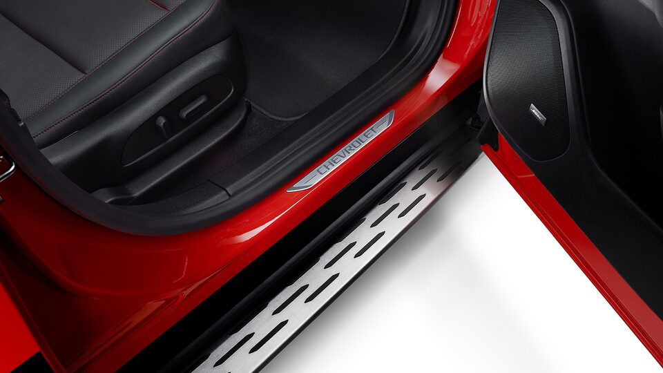 Estribos moldeados en negro con relieve brillante para tu camioneta mediana, Chevrolet Blazer 2025
