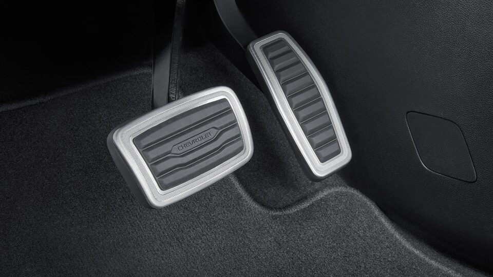 Añade el kit de cubiertas de pedal con acabados brillantes para el interior de tu camioneta mediana, Chevrolet Blazer 2025