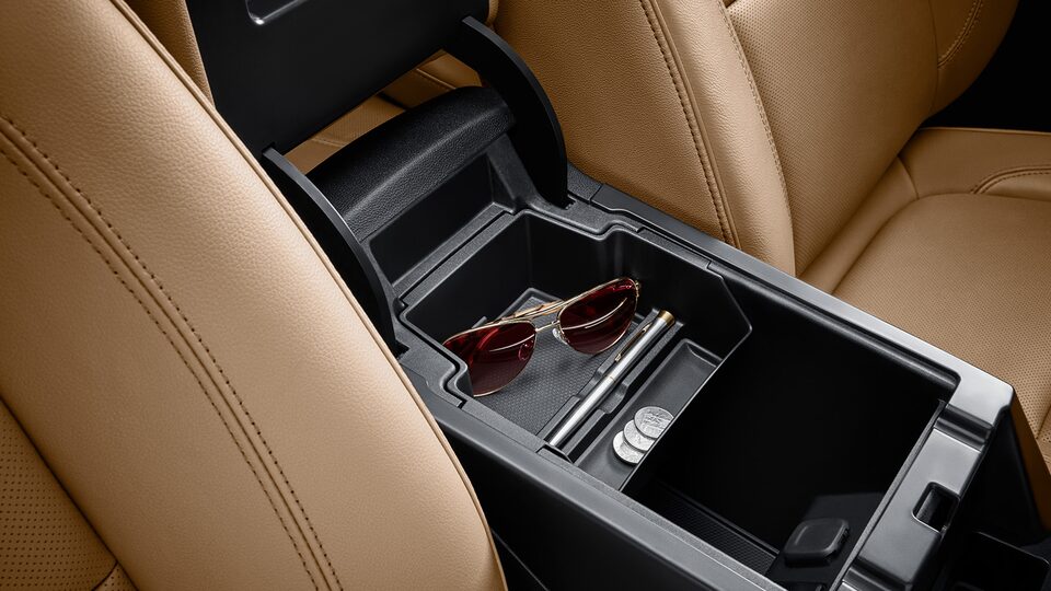 Optimiza el espacio de tu camioneta mediana con el organizador de bandeja para consola central de Chevrolet Blazer