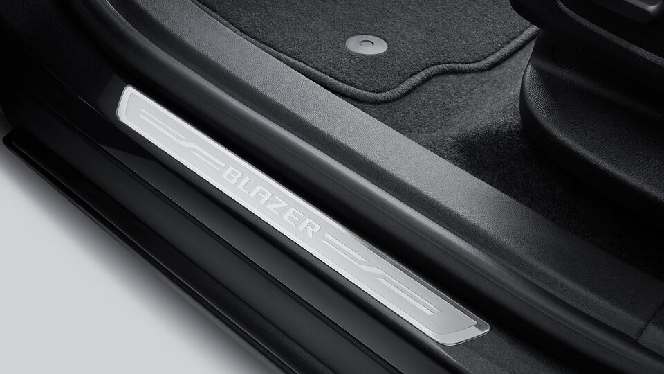 Estrena los protectores de solera frontales con emblema de Chevrolet Blazer 2025, camioneta mediana
