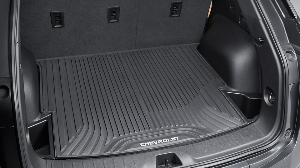 El tapete de vinil para cajuela en negro con emblema Chevrolet Blazer 2025 es uno de los accesorios interiores