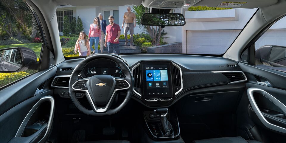 Pantalla táctil a color de 10.4 y volante multifuncional de plástico son parte del interior de Chevrolet Captiva, familiar.
