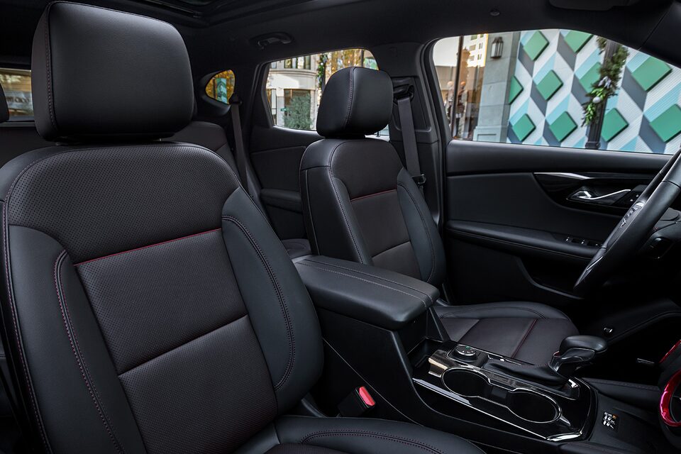 Chevrolet Blazer 2025, camioneta mediana con asientos ventilados y calefactables con acentos en color rojo