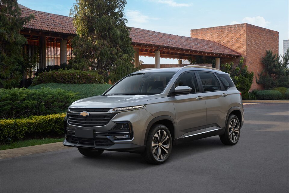 Vista frontal externa de Chevrolet Captiva 2025, con rines de 18 pulgadas, luces delanteras de halógeno y faros de niebla