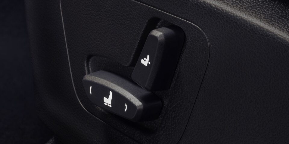 Chevrolet Captiva 2025 con asiento del conductor ajustable en 6 posiciones desde sus controles eléctricos