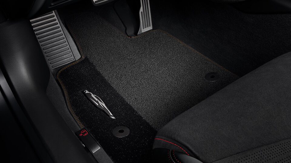 Alfombra para primera fila color beige disponible para Chevrolet Corvette Stingray 2024