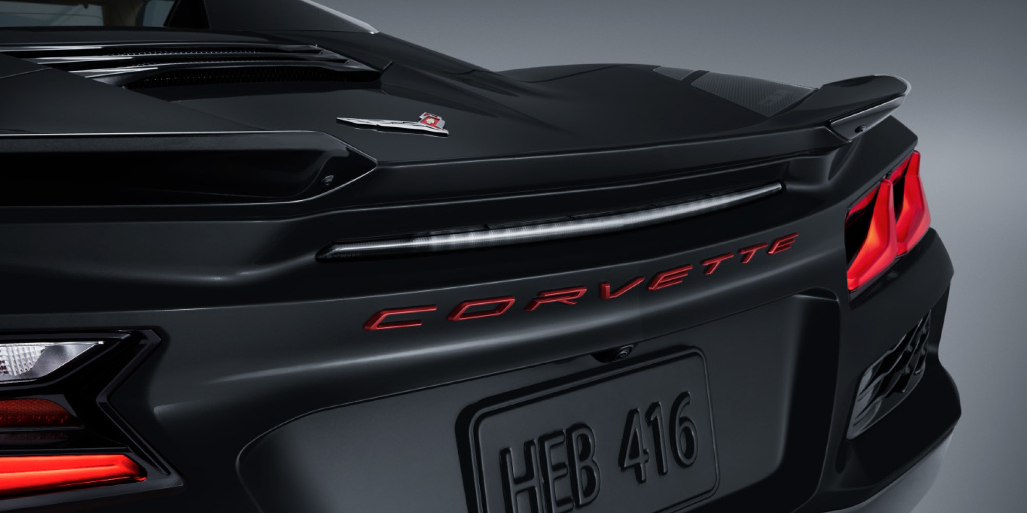 Emblema trasero Corvette en color rojo sobre carrocería