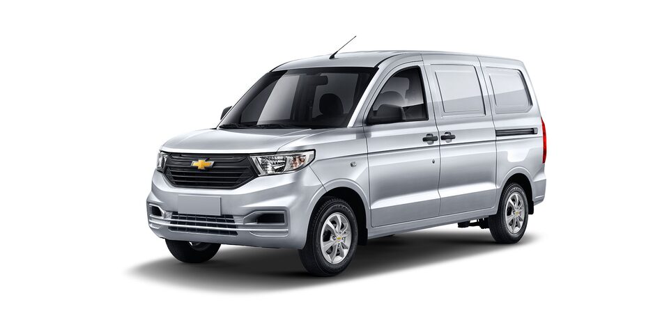 Chevrolet Tornado Van 2023 en color plata metálico