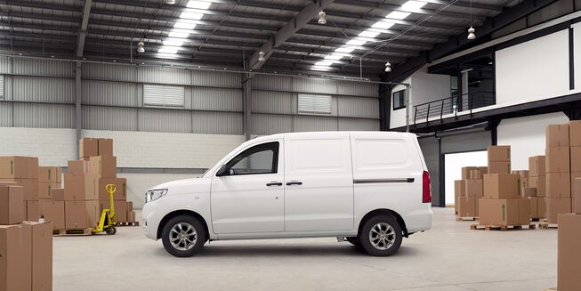 Chevrolet Tornado Van 2023 con motor 4 cilindros 1.5L a gasolina y rendimiento de combustible combinado de 16.3 Km/L