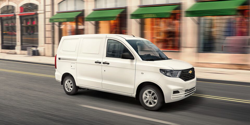 Transporta tu mercancia con la máxima seguridad que te ofrece Chevrolet Tornado Van 2023, con 2 bolsas de aire, cinturones de seguridad de 3 puntos y alarma antirrobo