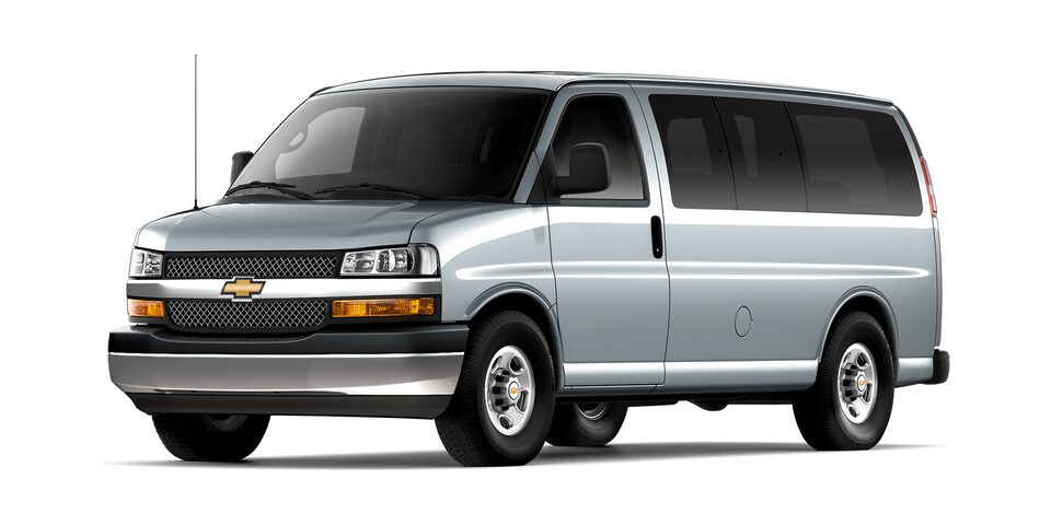 Chervolet Express Van 2024 en color plata brillante
